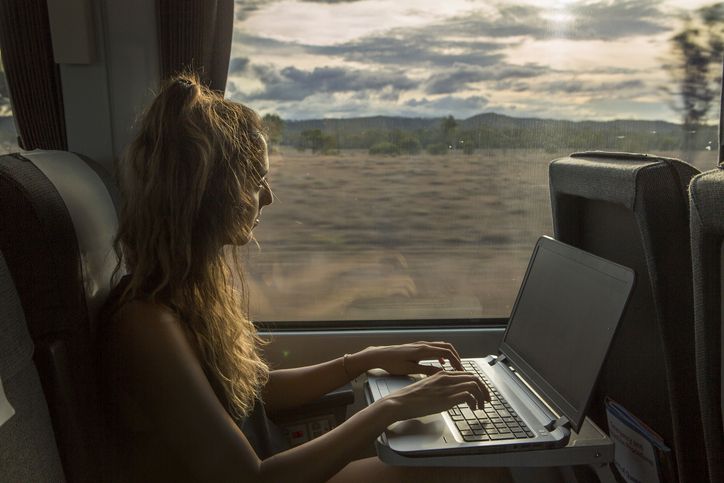 kobieta przy laptopie
